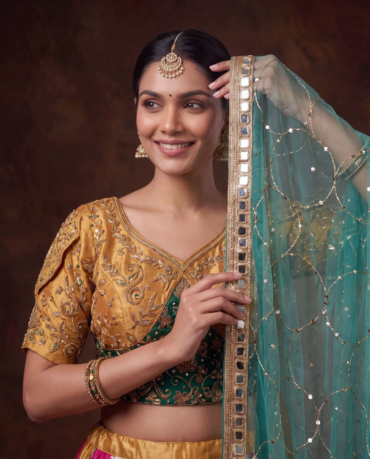 Blouse and dupatta border, close up