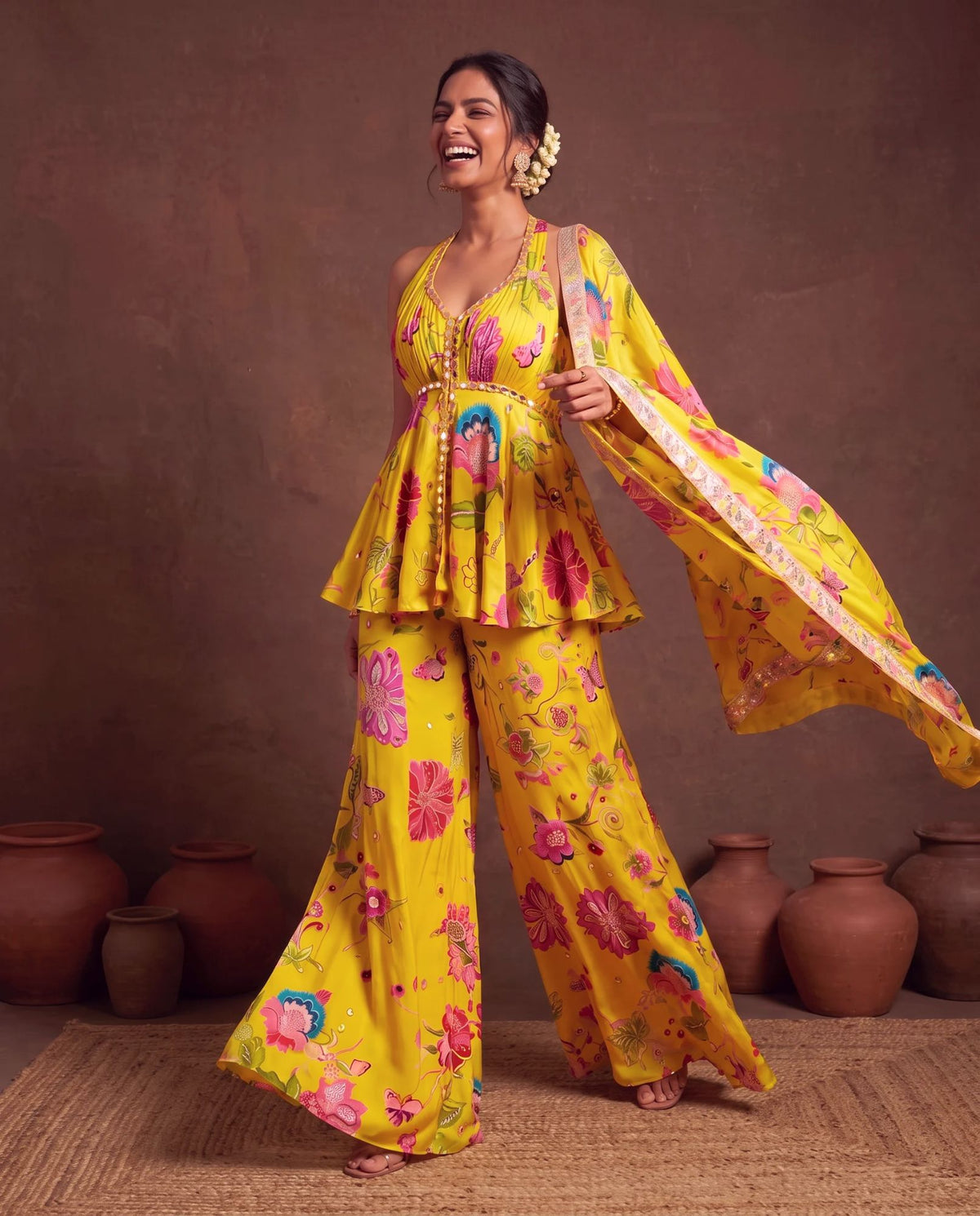 Yellow printed crepe suit in movement